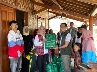 penyerahan-bantuan-dari-dinsos-kabupaten-bandung-di-desa-neglasari-kec-ibun-kabupaten-bandung